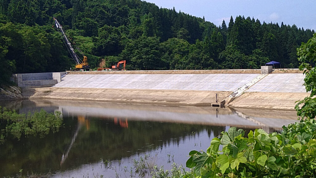 小泉大堤の取水設備と洪水吐