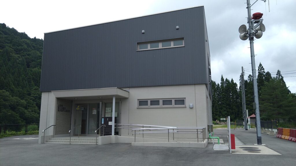 最上小国川流水型ダムの管理所