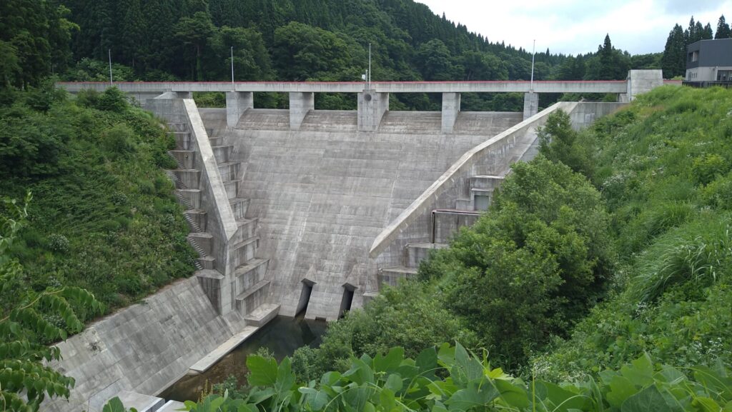 左岸の下流側から見た最上小国川流水型ダム