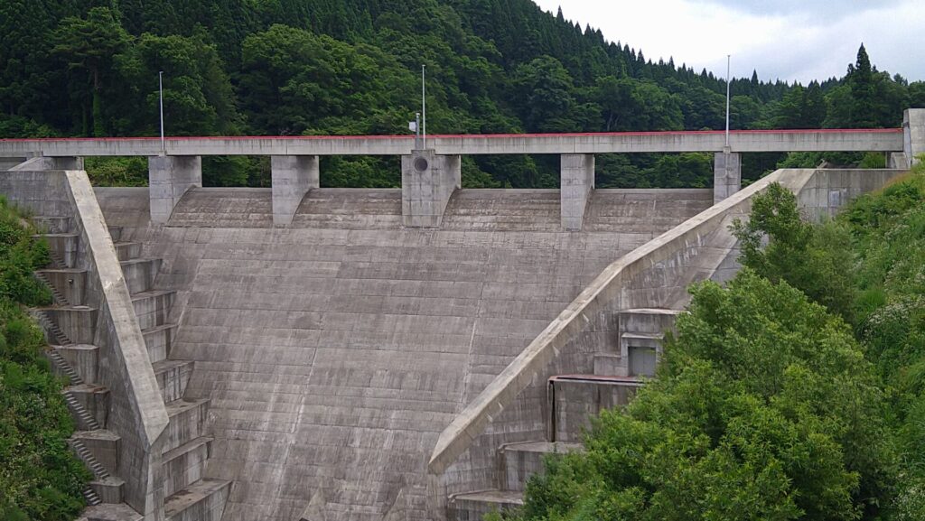 最上小国川流水型ダムの洪水吐