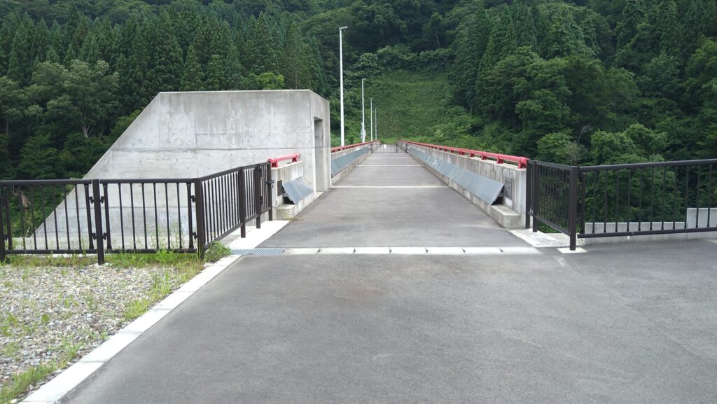 最上小国川流水型ダムの天端
