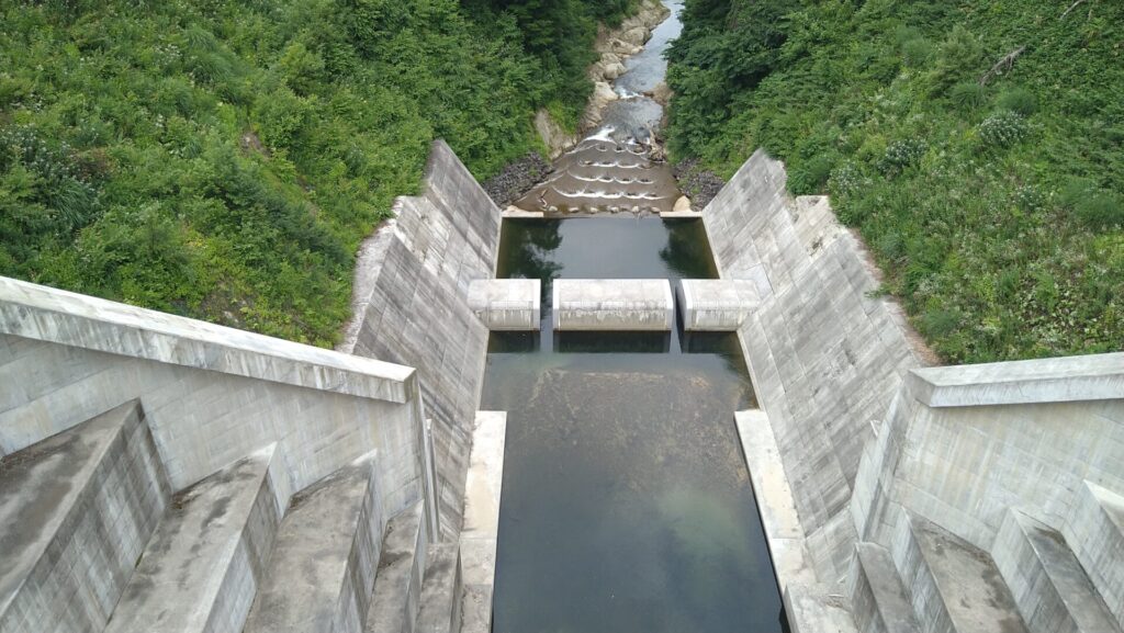 最上小国川流水型ダムのダム下