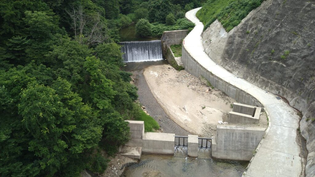 最上小国川流水型ダムの上流側