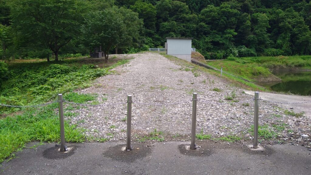 本沢ダムの天端