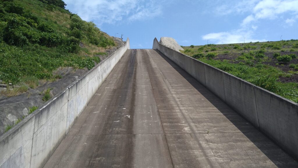 新鶴子ダムの洪水吐