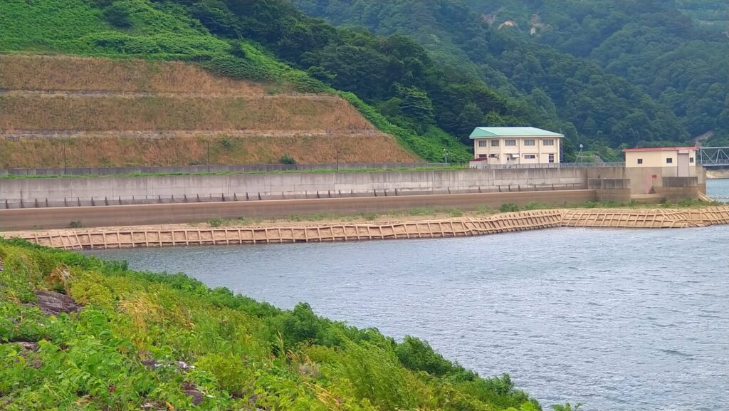 新鶴子ダムの洪水吐