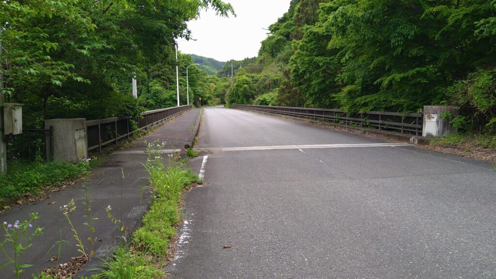 小山調整池の下流側に架かる橋