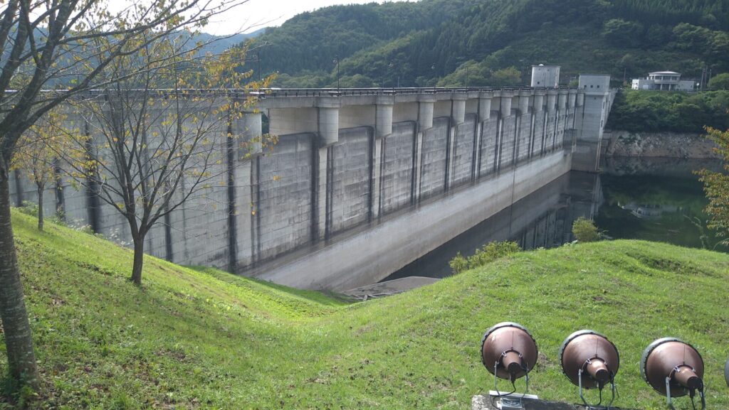 左岸の上流側から見た早池峰ダム