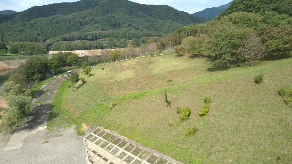 早池峰ダム左岸の公園