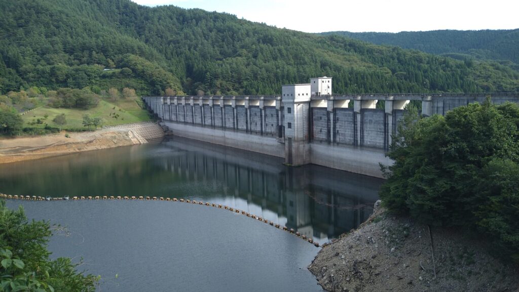 右岸の上流側から見た早池峰ダム
