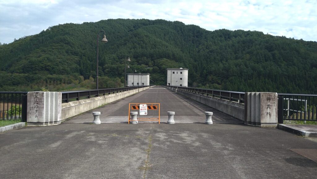 早池峰ダムの天端