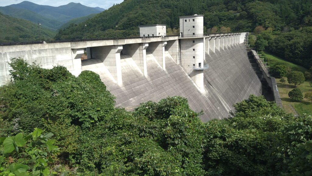 右岸の下流側から見た早池峰ダム