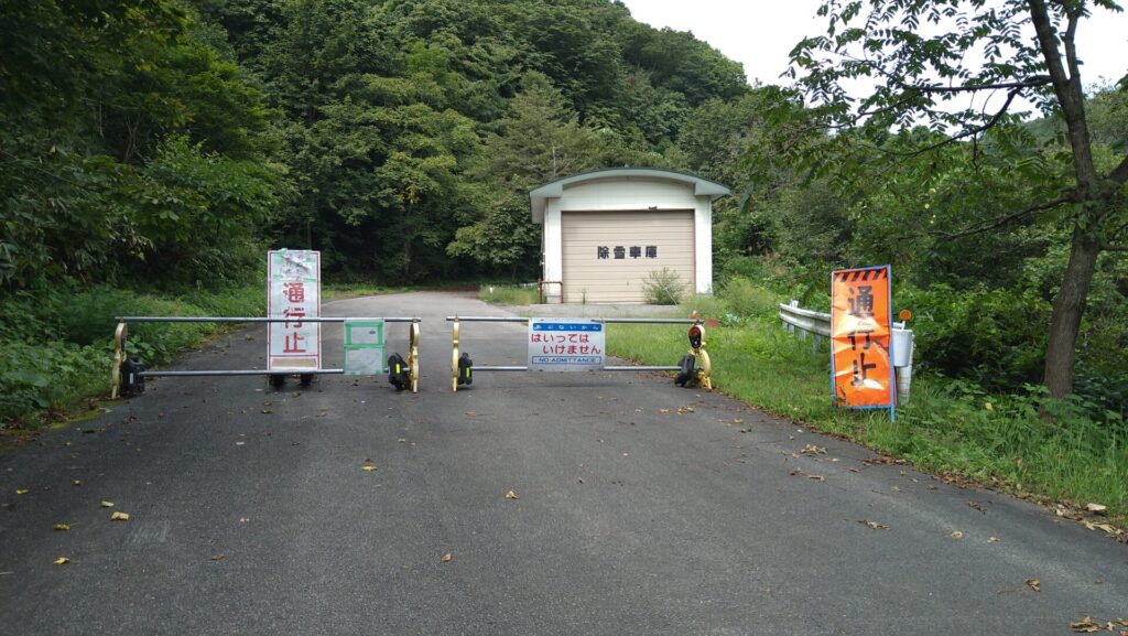 入畑ダムへつづく道