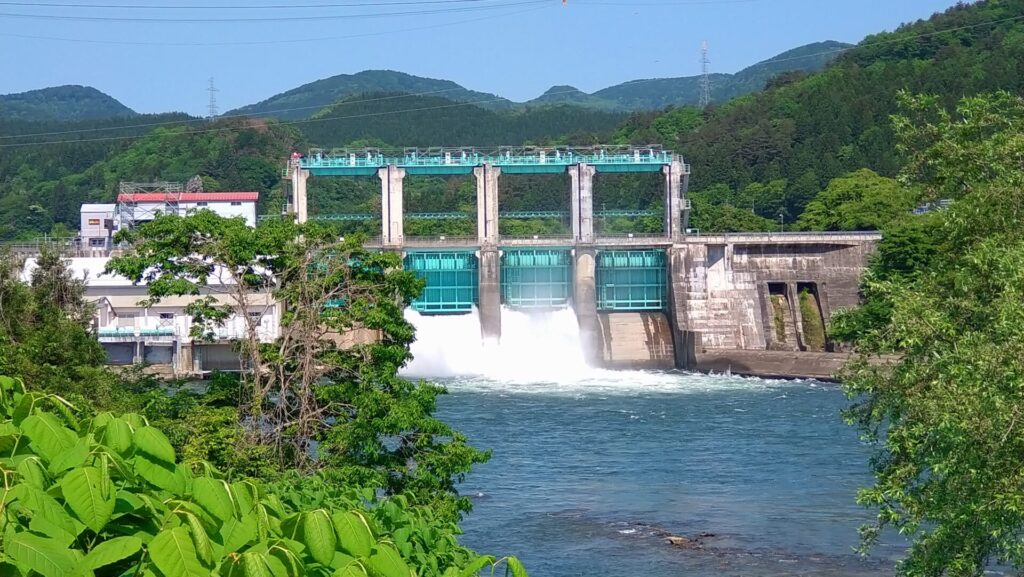 右岸の下流側から見た石羽根ダム