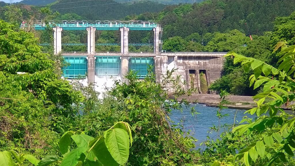 右岸の下流側から見た石羽根ダム