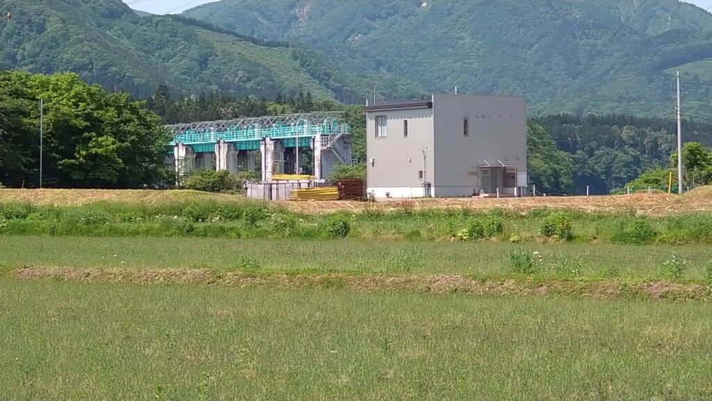 左岸から見た石羽根ダム