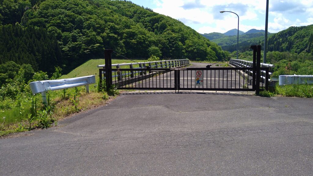 衣川1号ダムの天端