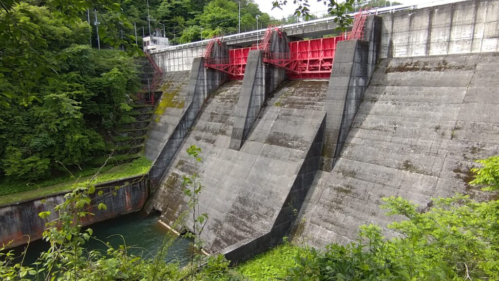 衣川2号ダムの重力式ダムの堤体