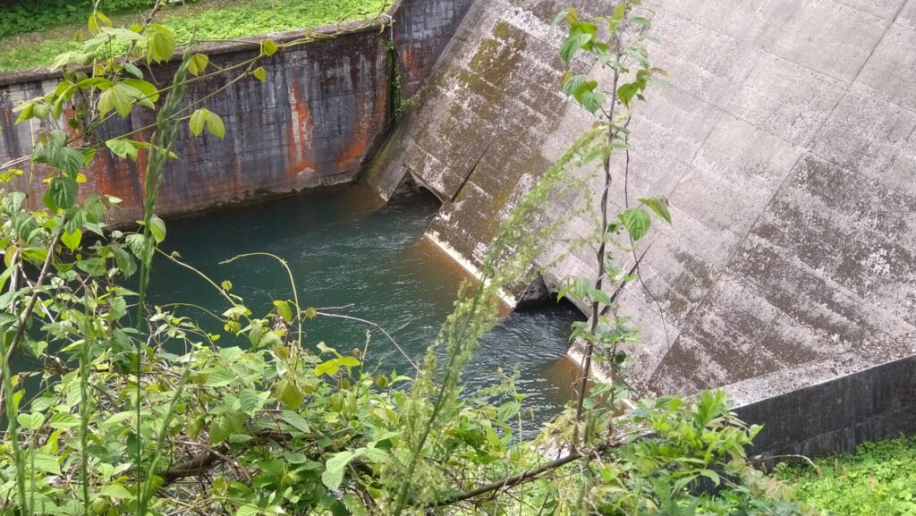 衣川2号ダムの常用洪水吐