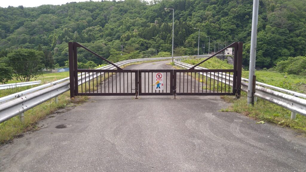 衣川2号ダムの天端