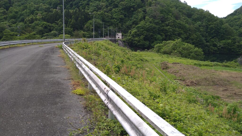 左岸から見た衣川2号ダムの上流側
