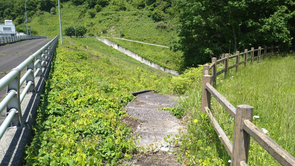 右岸の下流側から見た衣川4号ダム