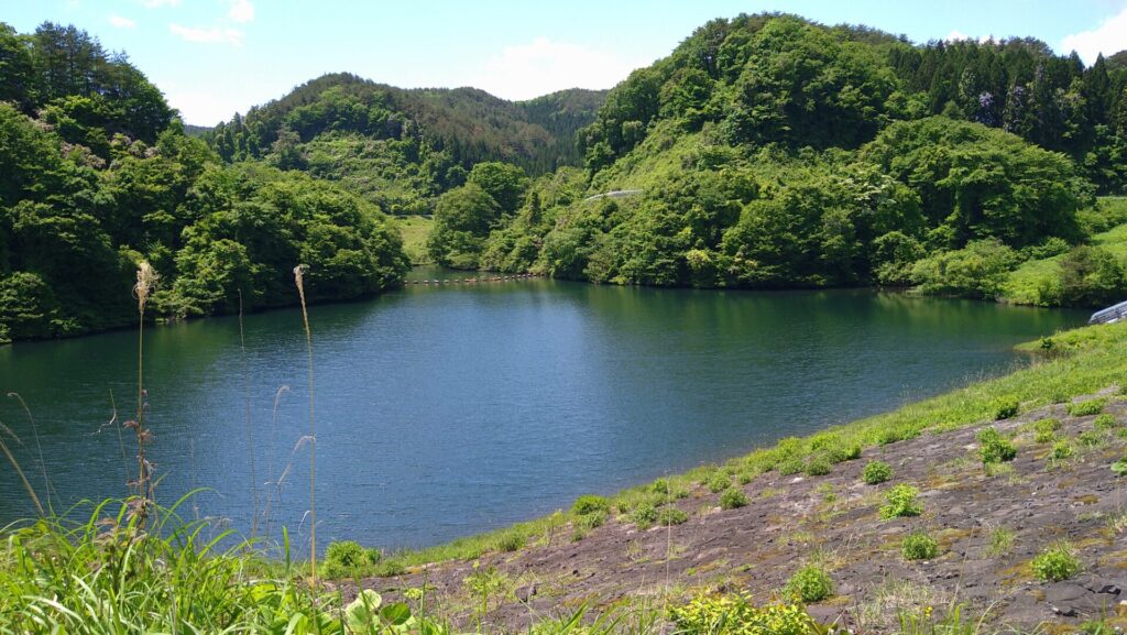 衣川4号ダムのダム湖の風景