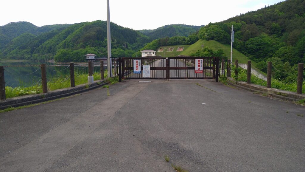 葛丸ダムの天端