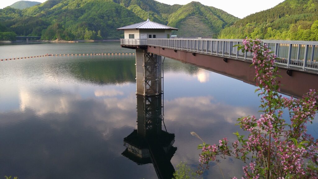 山王海ダムの右岸取水設備
