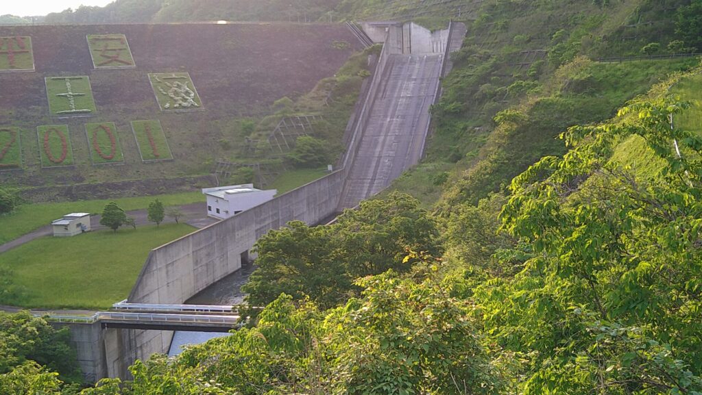 山王海ダムの洪水吐