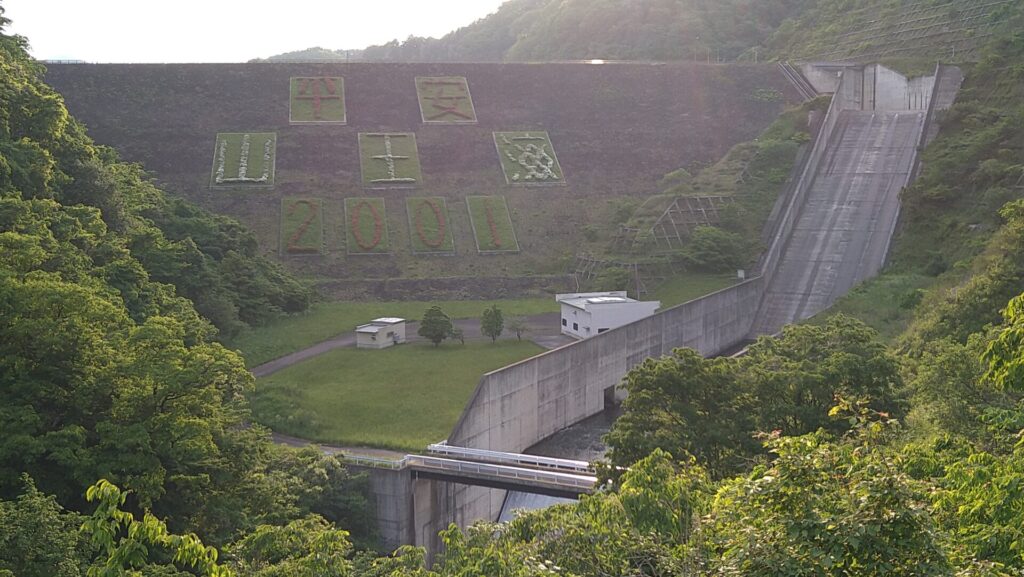 左岸の下流側から見た山王海ダム