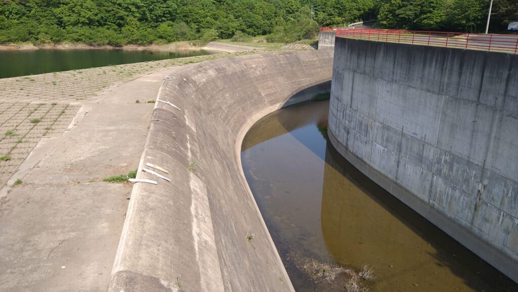 千貫石溜池の洪水吐