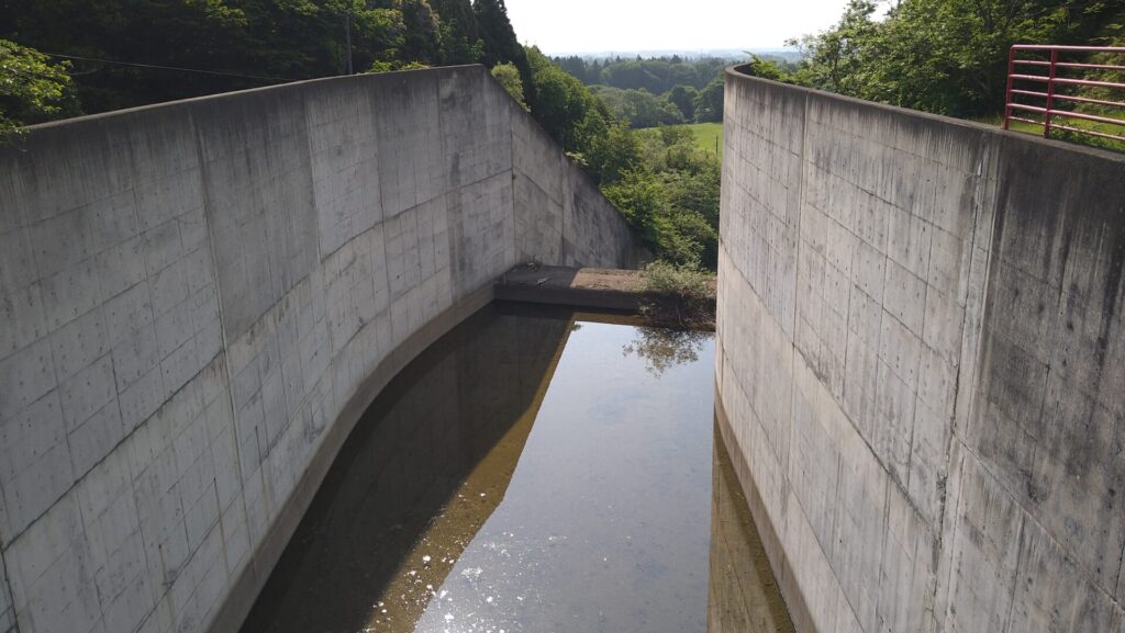 千貫石溜池の導流部