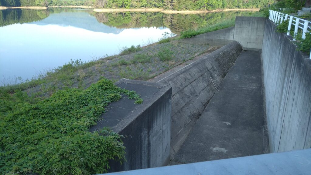 橇引沢溜池の洪水吐