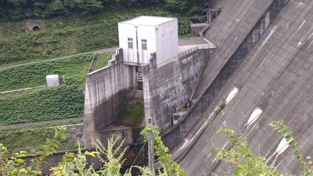 田瀬ダムの常用洪水吐