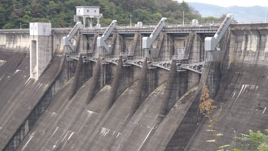 田瀬ダムのラジアルゲート