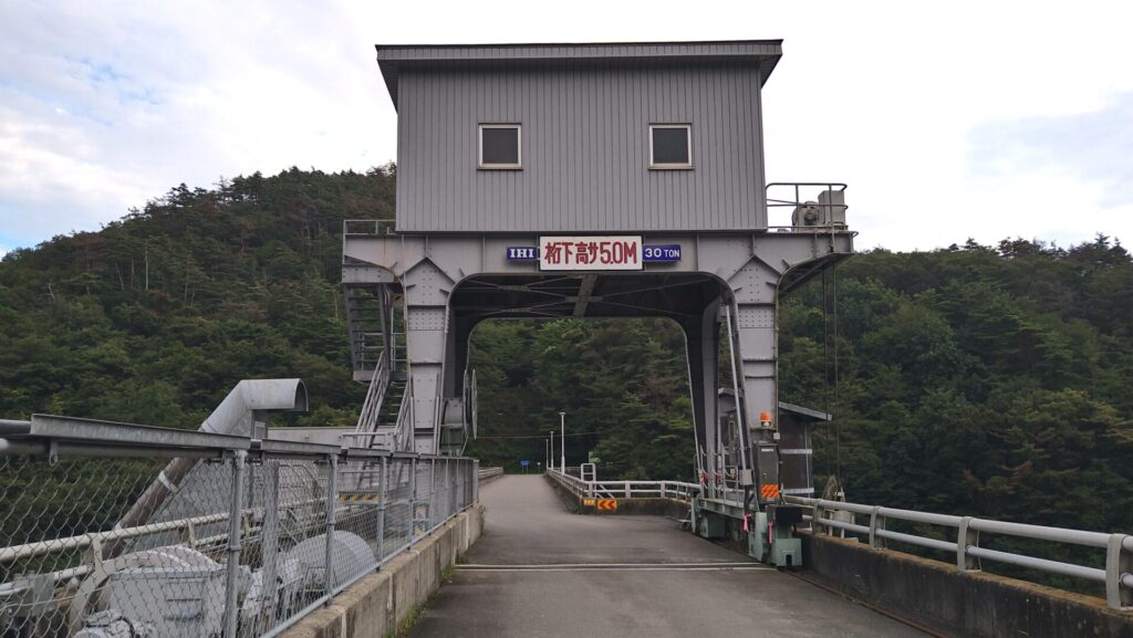 田瀬ダムのガントリークレーン