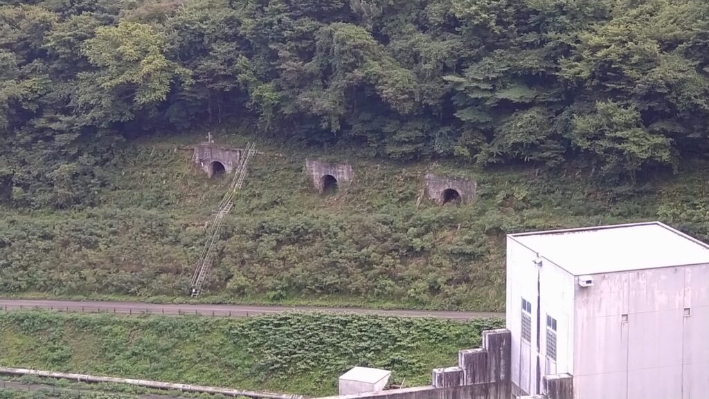 田瀬ダムの遺構