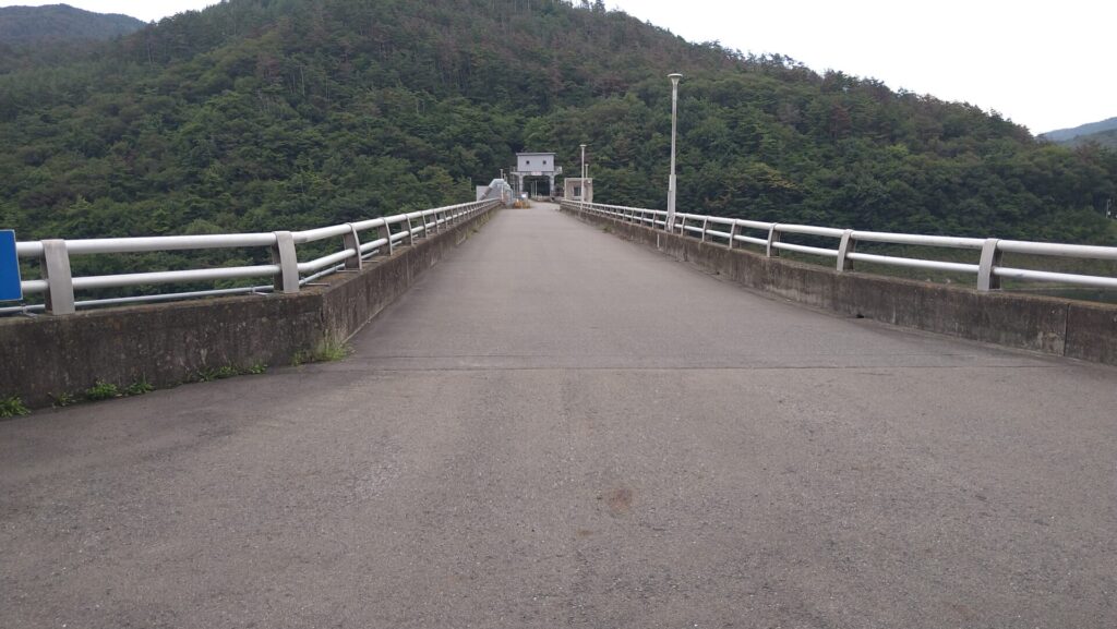 田瀬ダムの天端