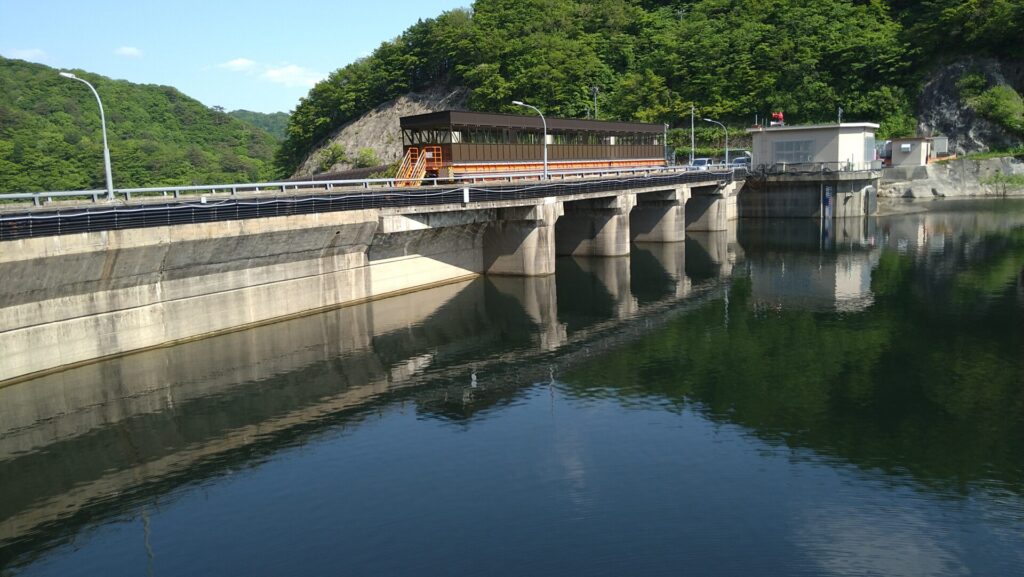 左岸の上流側から見た豊沢ダム