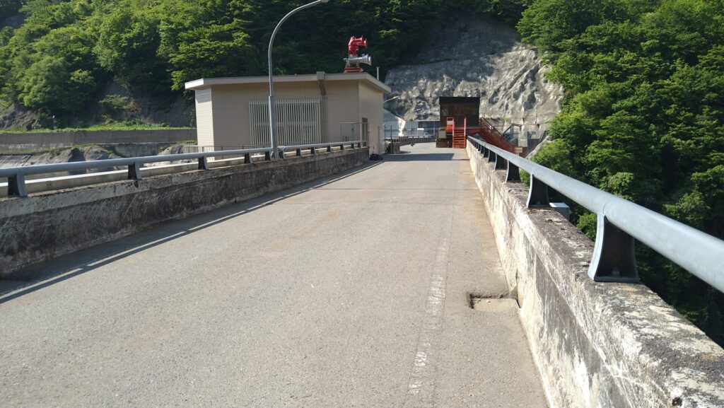 豊沢ダムの天端