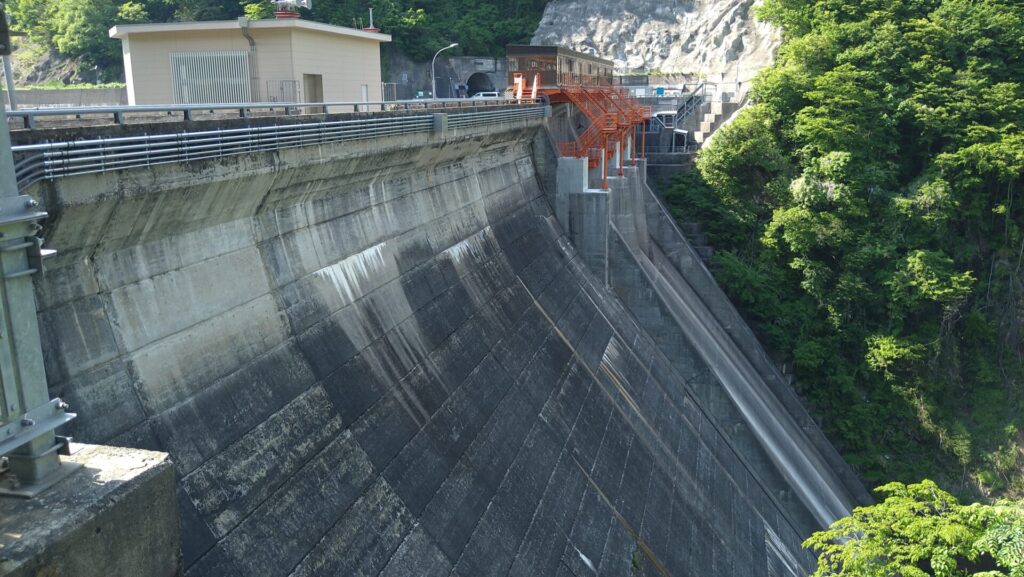 右岸の下流側から見た豊沢ダム