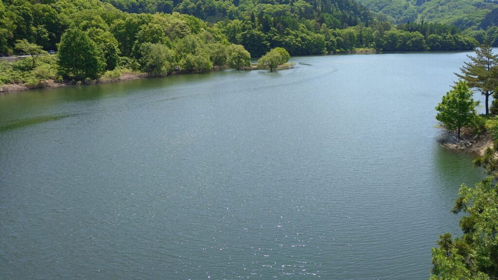 水没している湯田貯砂ダム