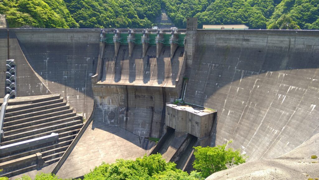 左岸の下流側から見た湯田ダム