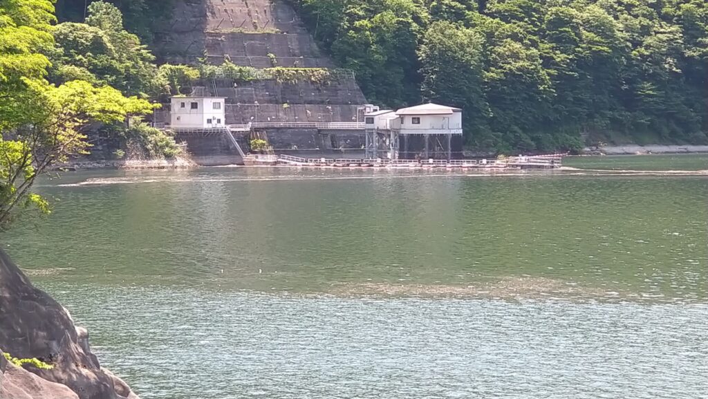 右岸にある湯田ダムの取水設備