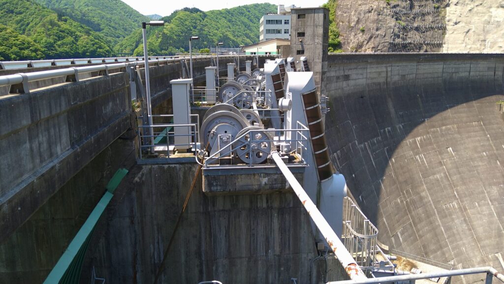 湯田ダムのラジアルゲートの巻き上げ機