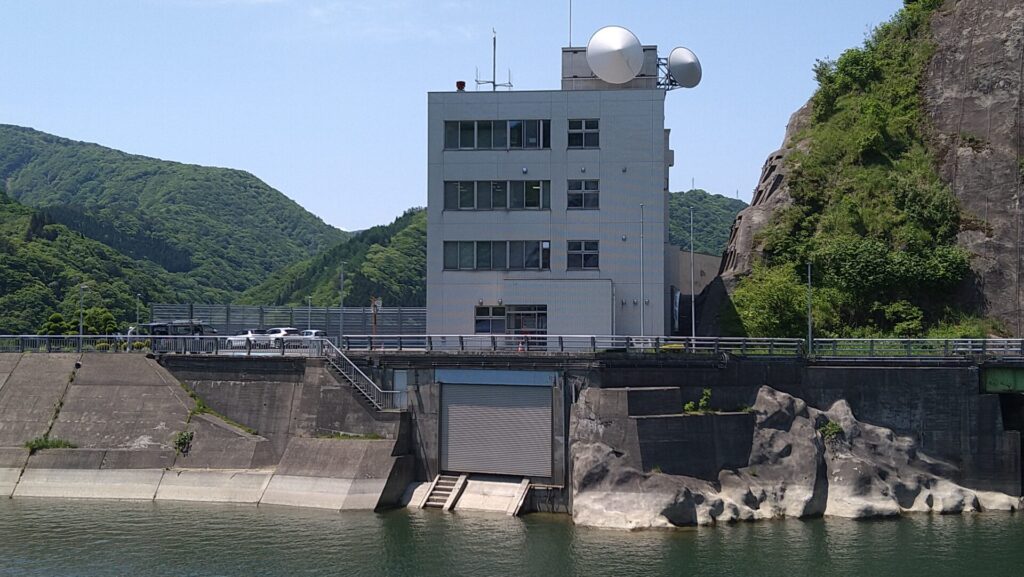 左岸にある湯田ダムの管理所