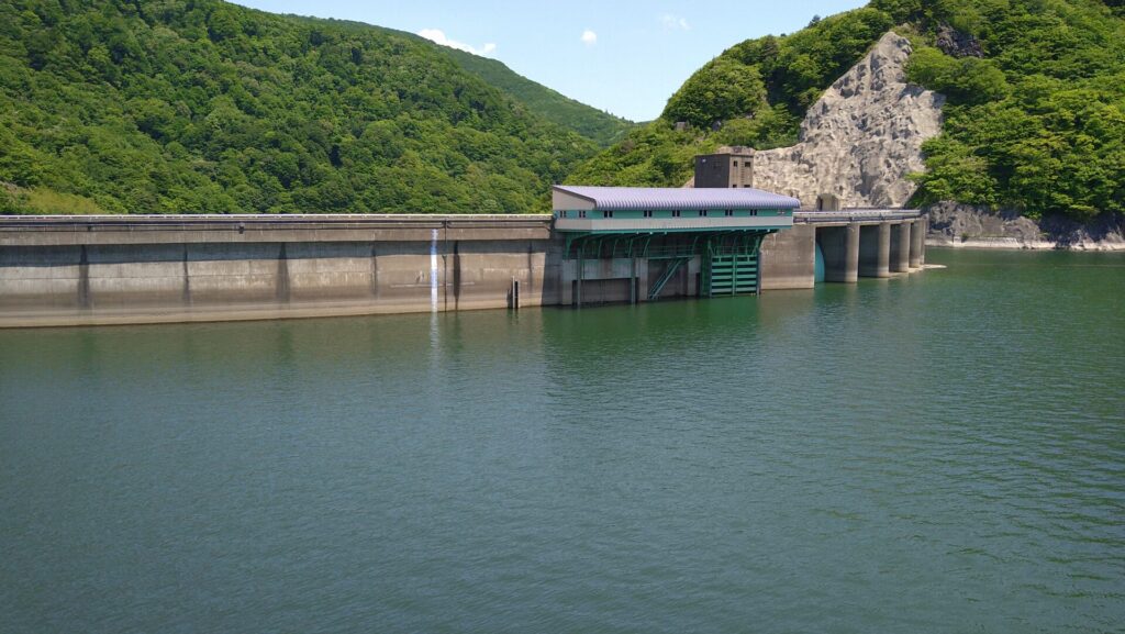 左岸の上流側から見た湯田ダム