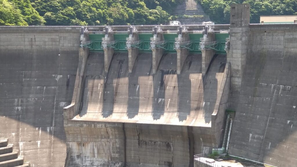 湯田ダムのラジアルゲート