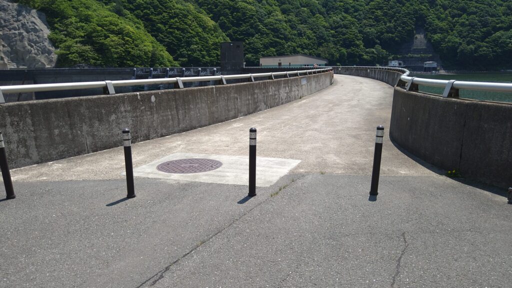 湯田ダムの天端